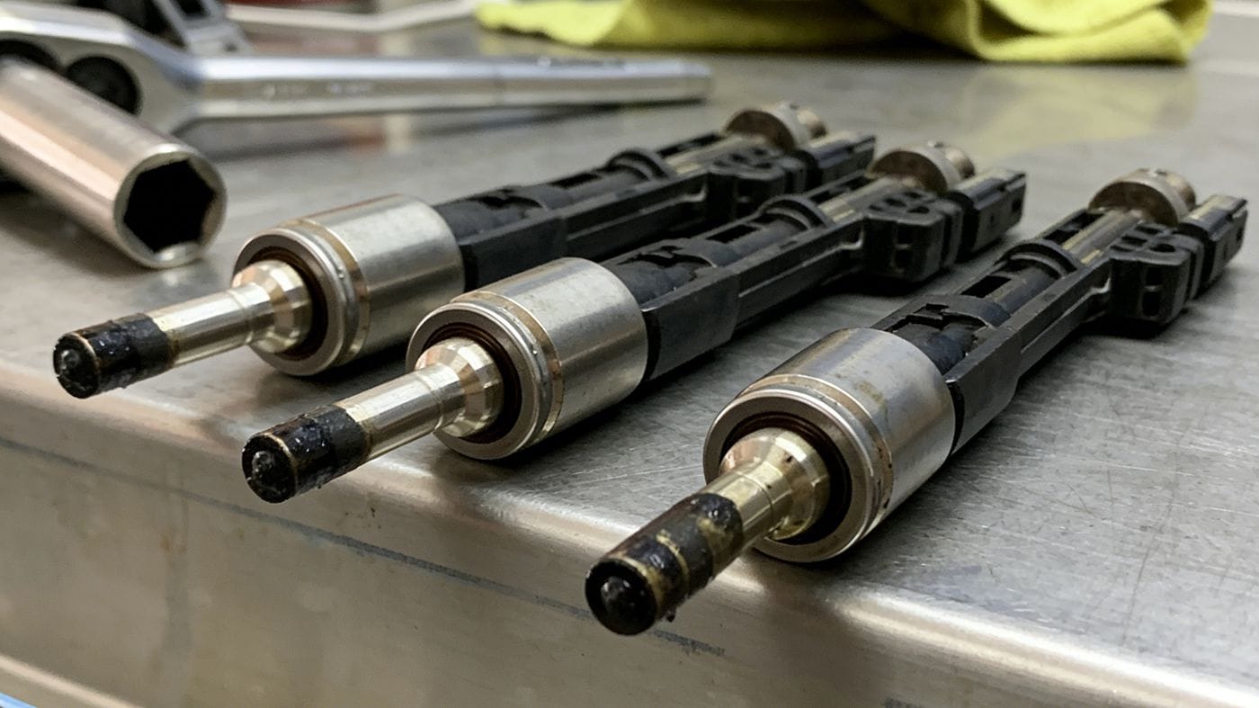 Clogged injection molding nozzle causing injection failure