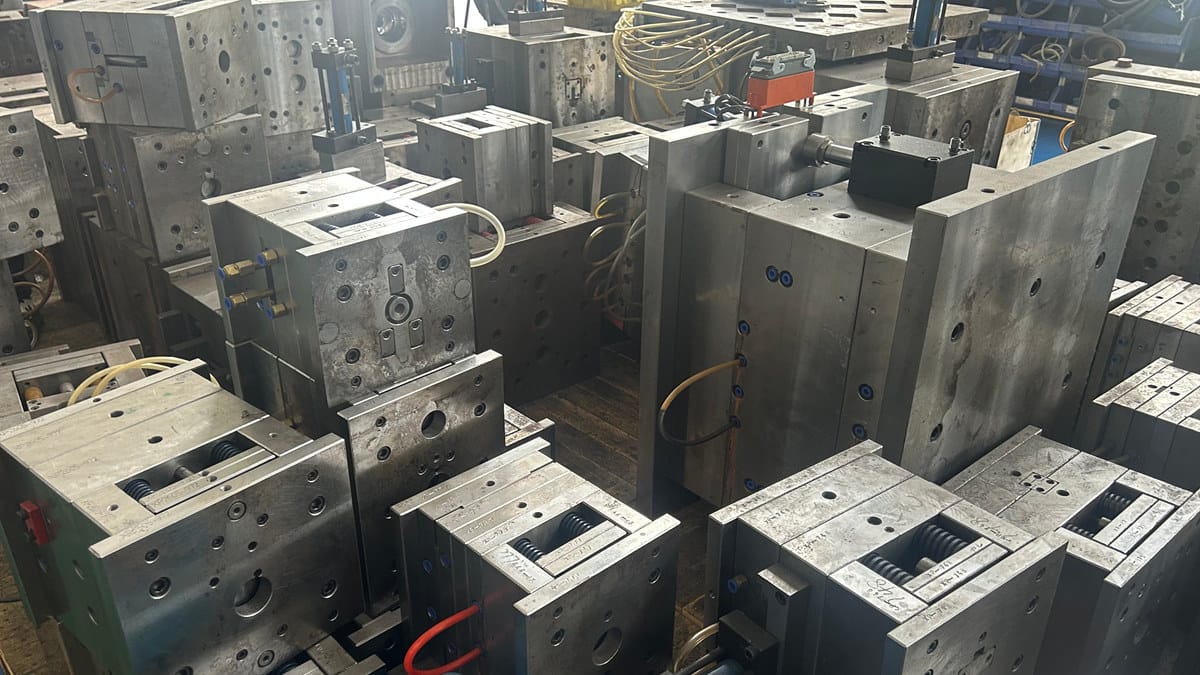 Mold temperature controller connected to injection mold cooling channels