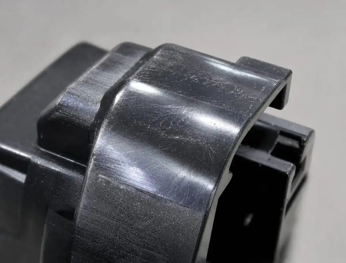 Silver streaks defect on black nylon connector near gate area